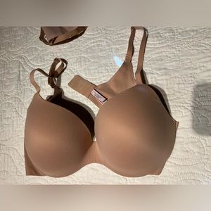 Victoria’s Secret 38C bra excellent condition nude Body by Victoria